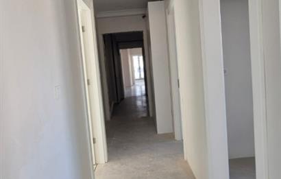MERDİVENKÖYDE MERKEZİ LOKASYONDA 95 M2 2+1 BALKONLU SIFIR DAİRE