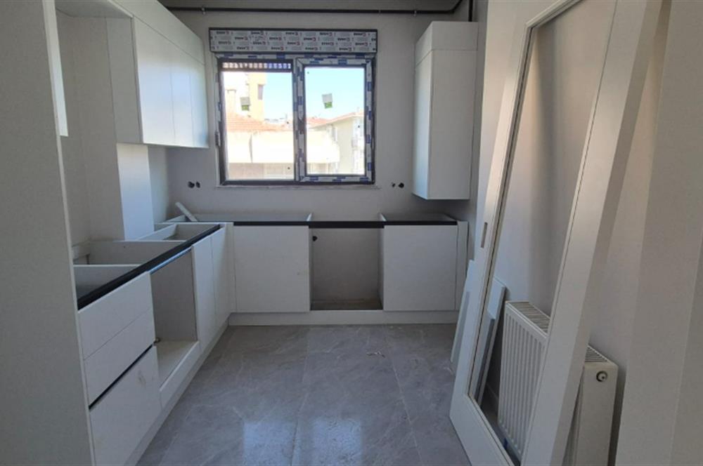MERDİVENKÖYDE MERKEZİ LOKASYONDA 95 M2 2+1 BALKONLU SIFIR DAİRE