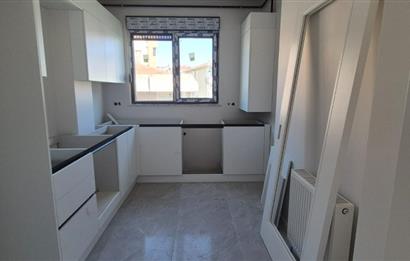 MERDİVENKÖYDE MERKEZİ LOKASYONDA 95 M2 2+1 BALKONLU SIFIR DAİRE