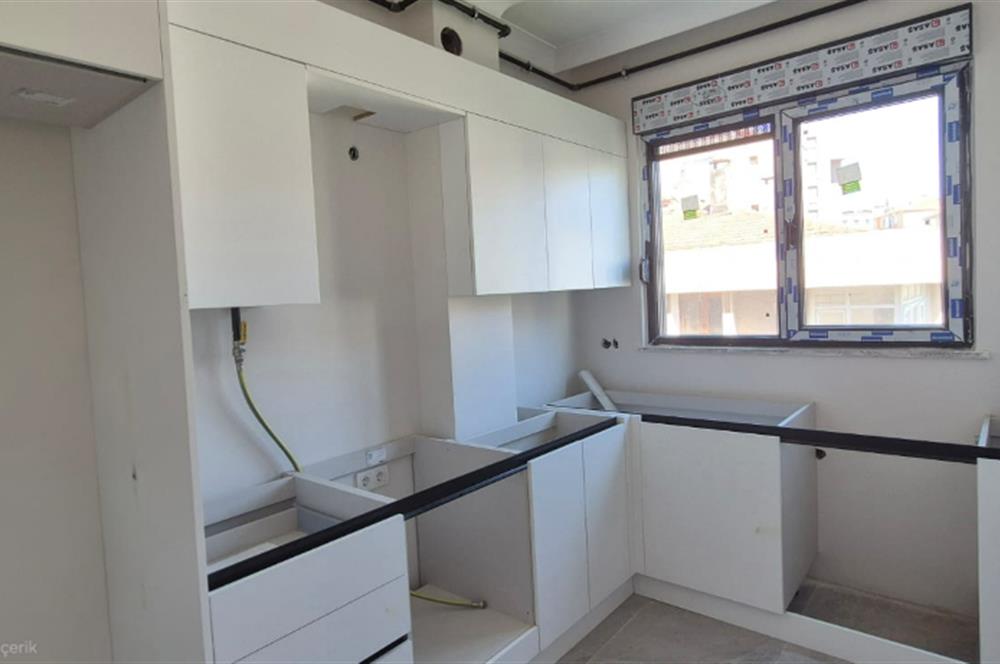 MERDİVENKÖYDE MERKEZİ LOKASYONDA 95 M2 2+1 BALKONLU SIFIR DAİRE