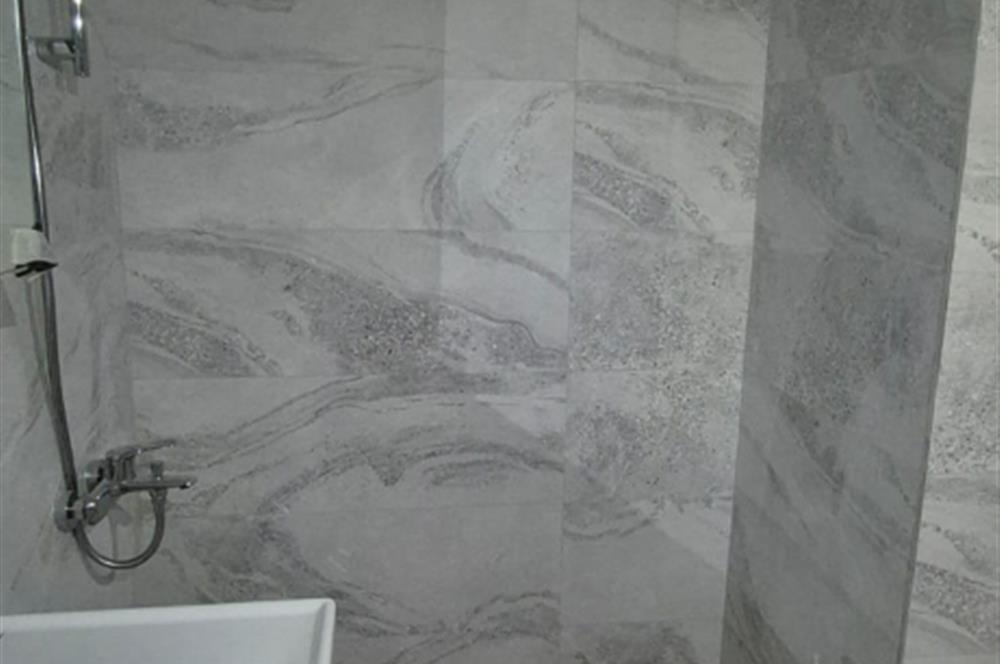 MERDİVENKÖYDE MERKEZİ LOKASYONDA 95 M2 2+1 BALKONLU SIFIR DAİRE