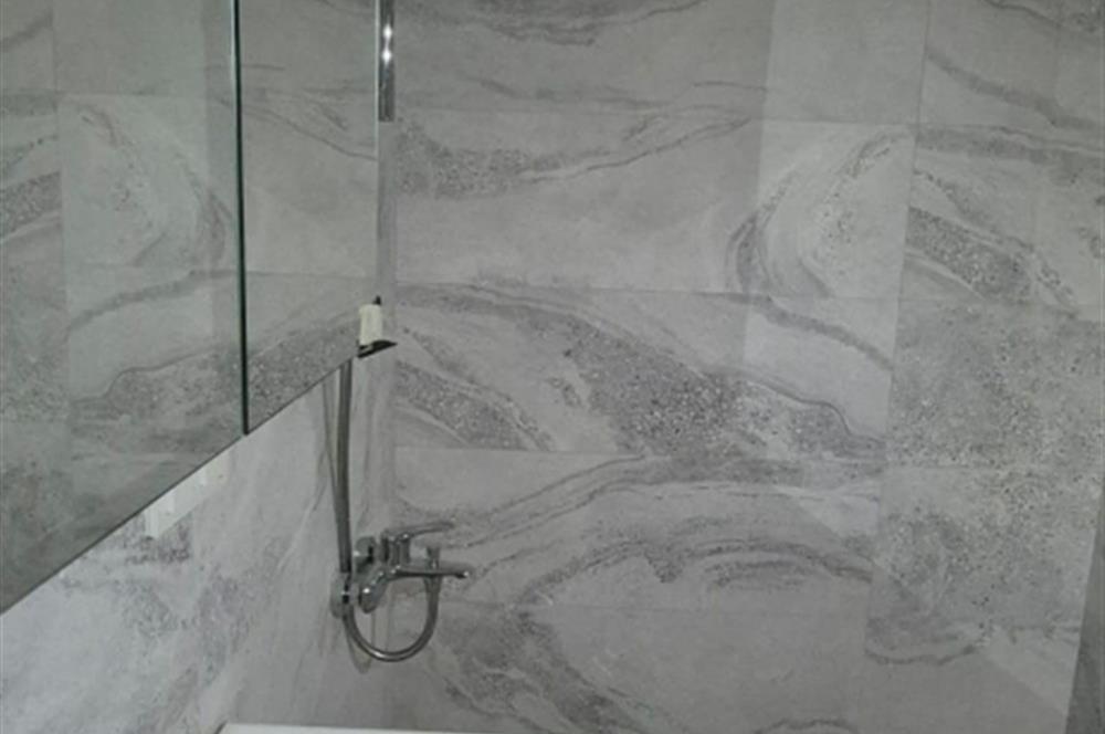 MERDİVENKÖYDE MERKEZİ LOKASYONDA 95 M2 2+1 BALKONLU SIFIR DAİRE