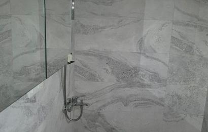 MERDİVENKÖYDE MERKEZİ LOKASYONDA 95 M2 2+1 BALKONLU SIFIR DAİRE