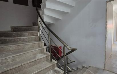 MERDİVENKÖYDE MERKEZİ LOKASYONDA 95 M2 2+1 BALKONLU SIFIR DAİRE