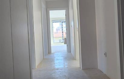 MERDİVENKÖYDE MERKEZİ LOKASYONDA 95 M2 2+1 BALKONLU SIFIR DAİRE