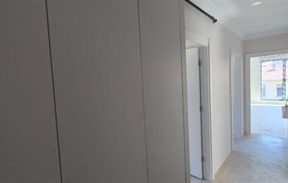 MERDİVENKÖYDE MERKEZİ LOKASYONDA 95 M2 2+1 BALKONLU SIFIR DAİRE