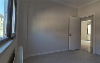 MERDİVENKÖYDE MERKEZİ LOKASYONDA 95 M2 2+1 BALKONLU SIFIR DAİRE