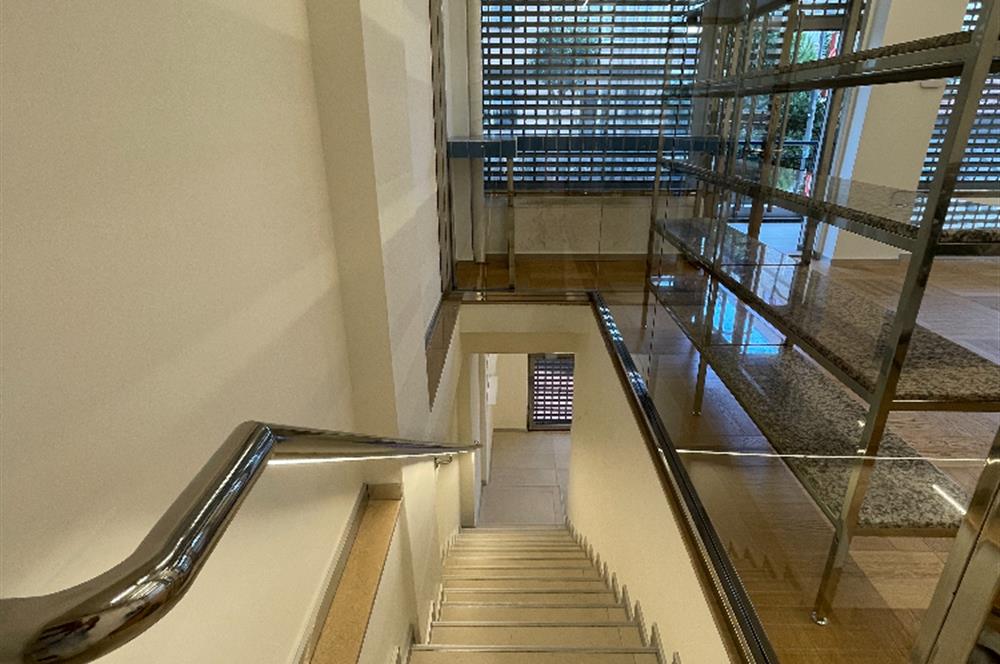 TEŞVİKİYE BÜYÜK ÇİFTLİK SOKAK'TA SATILIK 2 KATLI DÜKKAN
