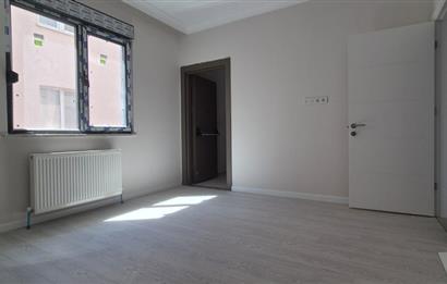 MERDİVENKÖYDE MERKEZİ LOKASYONDA 95 M2 2+1 BALKONLU SIFIR DAİRE