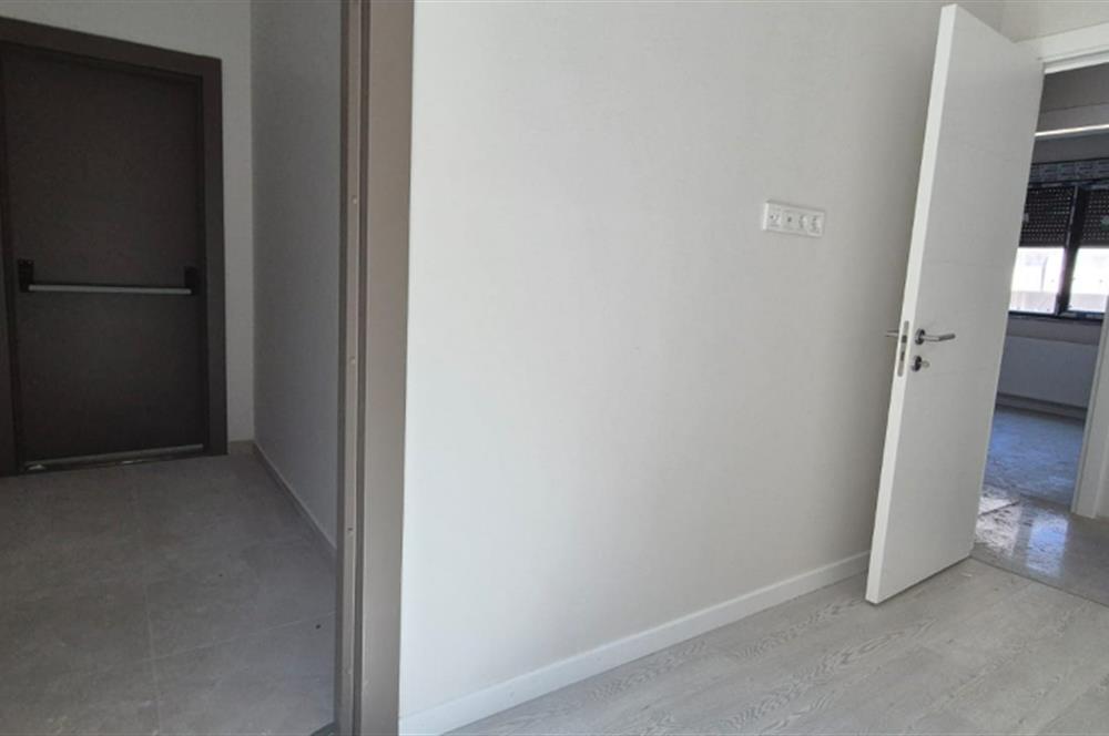 MERDİVENKÖYDE MERKEZİ LOKASYONDA 95 M2 2+1 BALKONLU SIFIR DAİRE