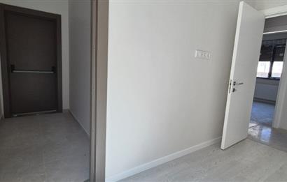 MERDİVENKÖYDE MERKEZİ LOKASYONDA 95 M2 2+1 BALKONLU SIFIR DAİRE