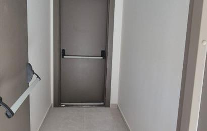 MERDİVENKÖYDE MERKEZİ LOKASYONDA 95 M2 2+1 BALKONLU SIFIR DAİRE