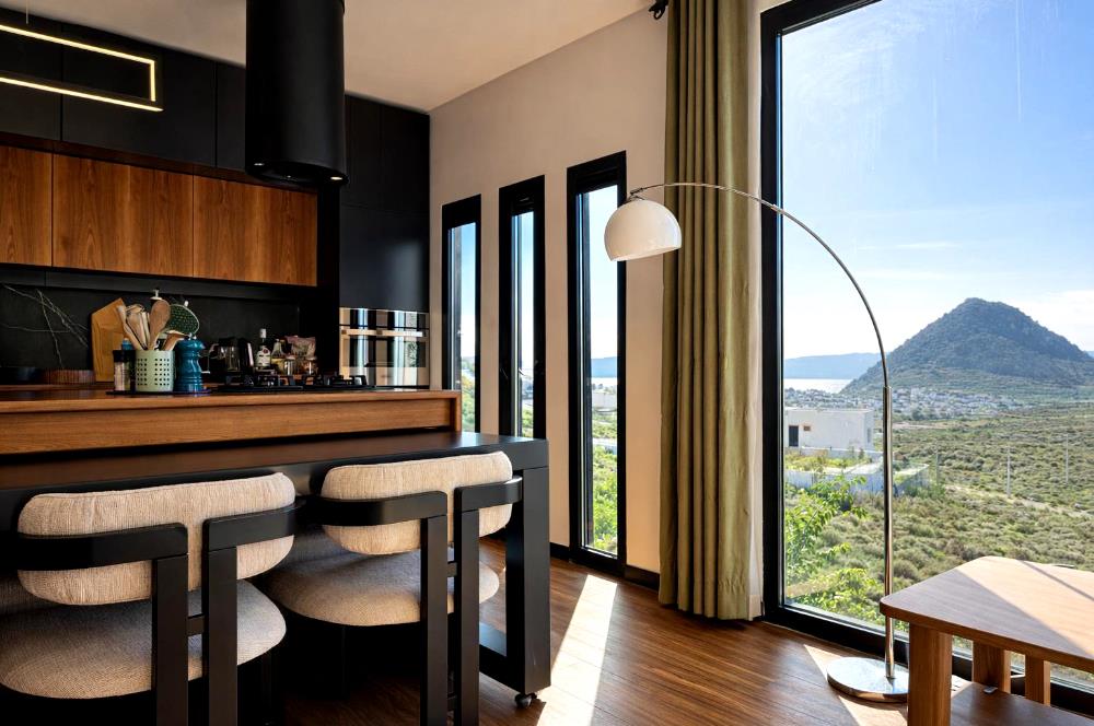 Bodrum Akyarlar'da Denize 300m Havuzlu Villa