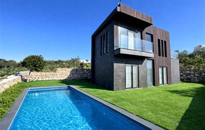 Bodrum Akyarlar'da Denize 300m Havuzlu Villa