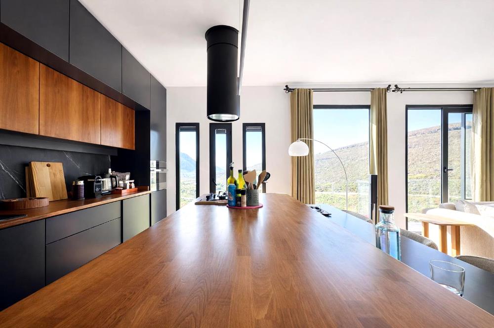 Bodrum Akyarlar'da Denize 300m Havuzlu Villa