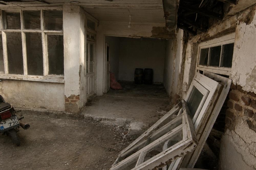 Manisa Kırkağaç'ta 81 m² Bahçeli Kargir Ev 3 Kat İmarlı Yatırı