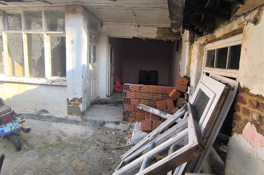 Manisa Kırkağaç'ta 81 m² Bahçeli Kargir Ev 3 Kat İmarlı Yatırı