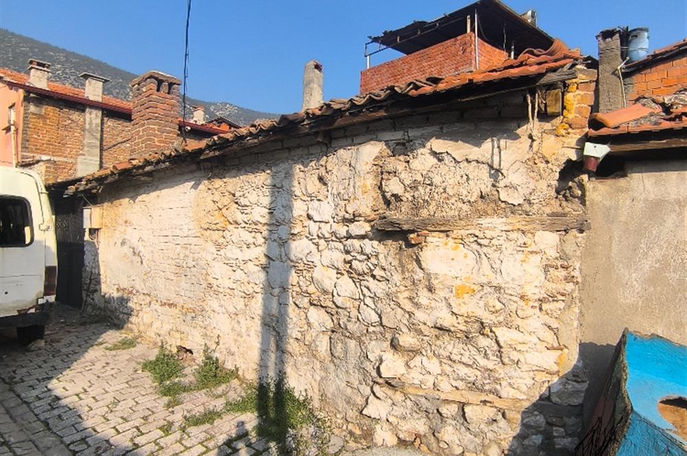 Manisa Kırkağaç'ta 81 m² Bahçeli Kargir Ev 3 Kat İmarlı Yatırı