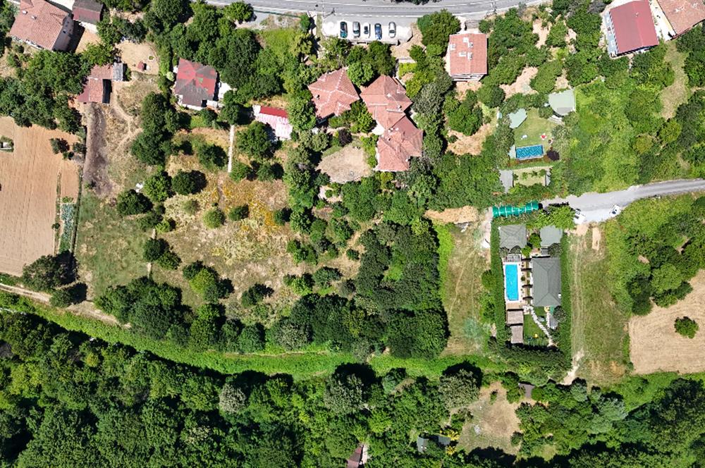 BEYKOZ ÖRNEKKÖY’DE YATIRIMLIK 1.338 M² ARSA PAYI VE MEVCUT TRİPLEKS VİLLA