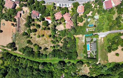 BEYKOZ ÖRNEKKÖY’DE YATIRIMLIK 1.338 M² ARSA PAYI VE MEVCUT TRİPLEKS VİLLA