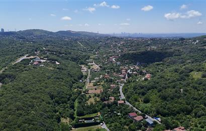 BEYKOZ ÖRNEKKÖY’DE YATIRIMLIK 1.338 M² ARSA PAYI VE MEVCUT TRİPLEKS VİLLA