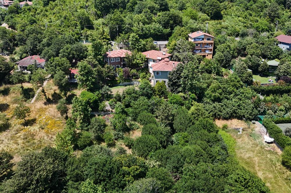 BEYKOZ ÖRNEKKÖY’DE YATIRIMLIK 1.338 M² ARSA PAYI VE MEVCUT TRİPLEKS VİLLA