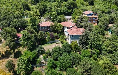 BEYKOZ ÖRNEKKÖY’DE YATIRIMLIK 1.338 M² ARSA PAYI VE MEVCUT TRİPLEKS VİLLA