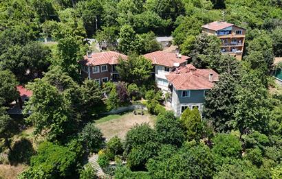 BEYKOZ ÖRNEKKÖY’DE YATIRIMLIK 1.338 M² ARSA PAYI VE MEVCUT TRİPLEKS VİLLA
