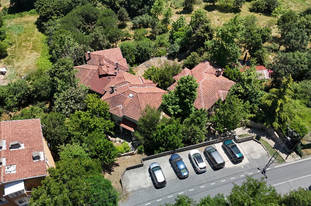 BEYKOZ ÖRNEKKÖY’DE YATIRIMLIK 1.338 M² ARSA PAYI VE MEVCUT TRİPLEKS VİLLA