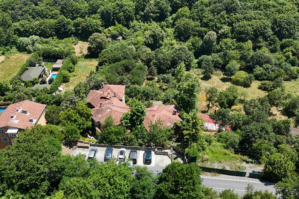 BEYKOZ ÖRNEKKÖY’DE YATIRIMLIK 1.338 M² ARSA PAYI VE MEVCUT TRİPLEKS VİLLA