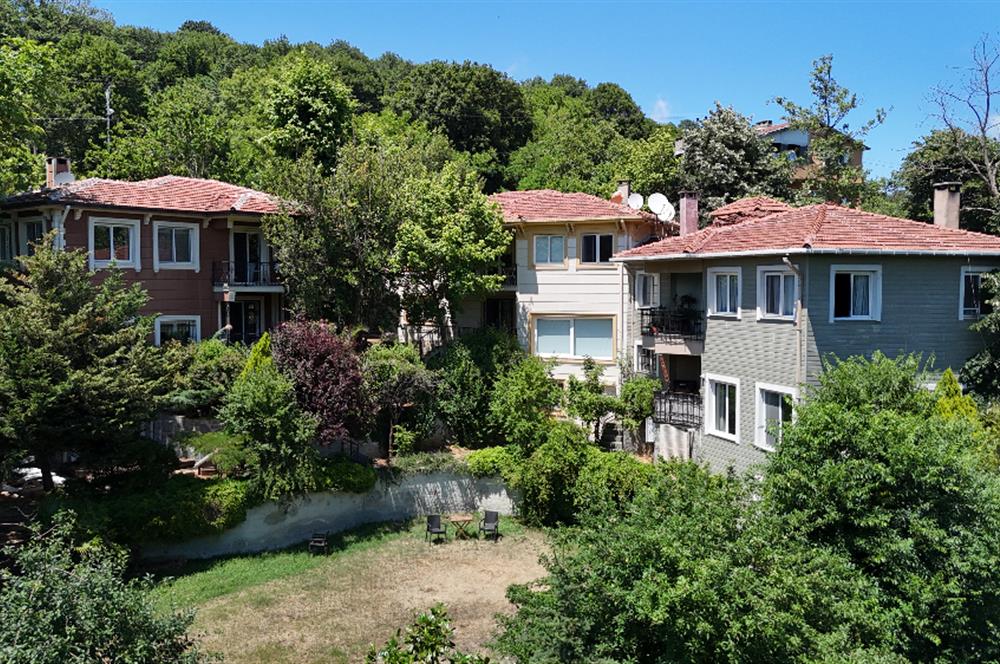 BEYKOZ ÖRNEKKÖY’DE YATIRIMLIK 1.338 M² ARSA PAYI VE MEVCUT TRİPLEKS VİLLA