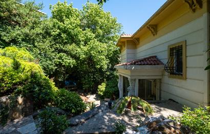 BEYKOZ ÖRNEKKÖY’DE YATIRIMLIK 1.338 M² ARSA PAYI VE MEVCUT TRİPLEKS VİLLA