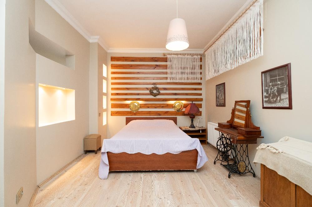 BEYKOZ ÖRNEKKÖY’DE YATIRIMLIK 1.338 M² ARSA PAYI VE MEVCUT TRİPLEKS VİLLA