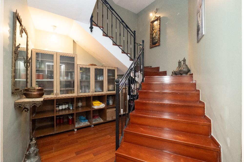 BEYKOZ ÖRNEKKÖY’DE YATIRIMLIK 1.338 M² ARSA PAYI VE MEVCUT TRİPLEKS VİLLA