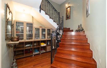 BEYKOZ ÖRNEKKÖY’DE YATIRIMLIK 1.338 M² ARSA PAYI VE MEVCUT TRİPLEKS VİLLA