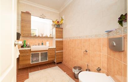 BEYKOZ ÖRNEKKÖY’DE YATIRIMLIK 1.338 M² ARSA PAYI VE MEVCUT TRİPLEKS VİLLA