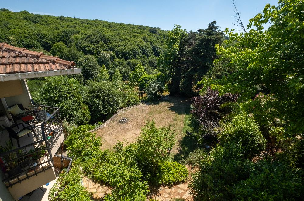 BEYKOZ ÖRNEKKÖY’DE YATIRIMLIK 1.338 M² ARSA PAYI VE MEVCUT TRİPLEKS VİLLA