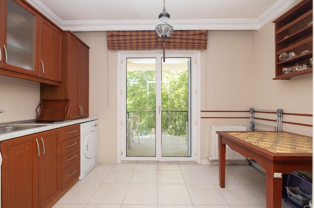 BEYKOZ ÖRNEKKÖY’DE YATIRIMLIK 1.338 M² ARSA PAYI VE MEVCUT TRİPLEKS VİLLA