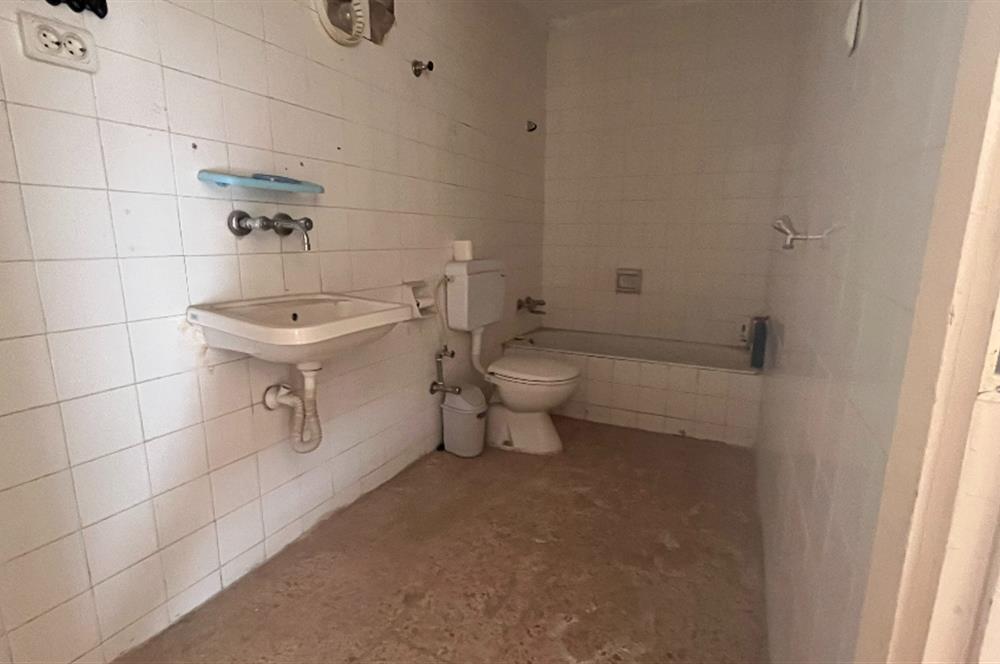 Egekent Şirinevler Sitesi'nde Komple Tadilatlık 3+1 Fırsat Daire 