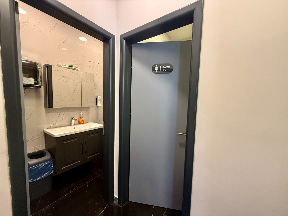 Bostancı Satılık Dükkan 600m2 Ana Caddeye 18mt Cepheli Mağza