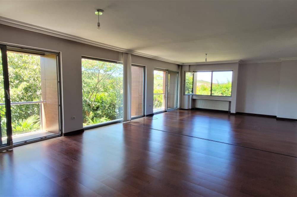 Rumelifeneri'nde Prestijli Sitede 5+2 Tripleks Villa