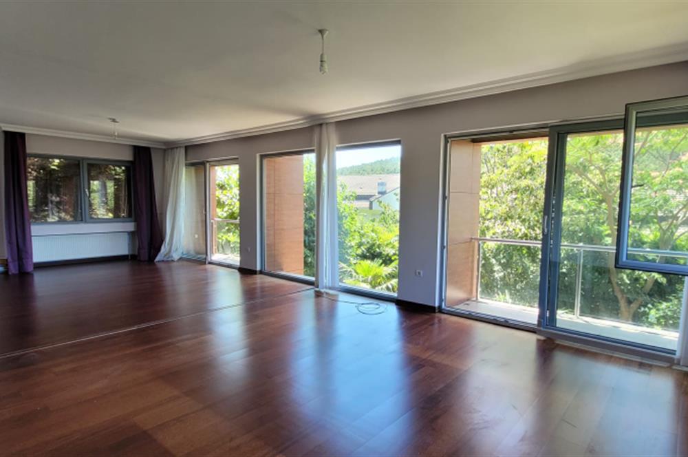 Rumelifeneri'nde Prestijli Sitede 5+2 Tripleks Villa