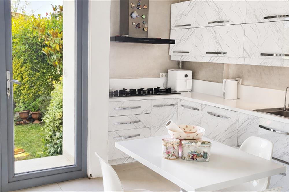 Rumelifeneri'nde Prestijli Sitede 5+2 Tripleks Villa