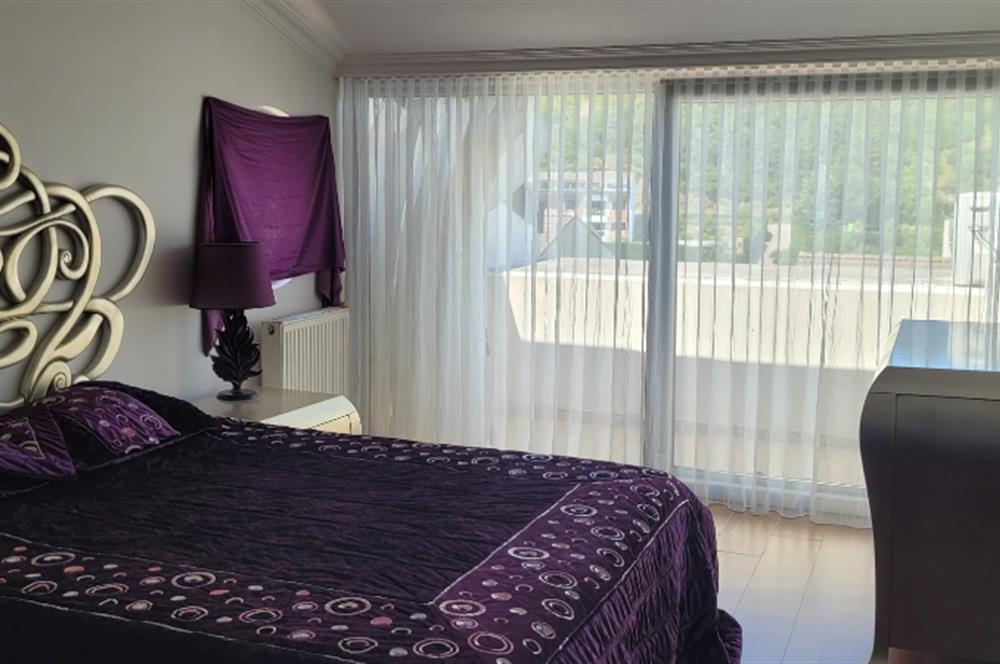 Rumelifeneri'nde Prestijli Sitede 5+2 Tripleks Villa