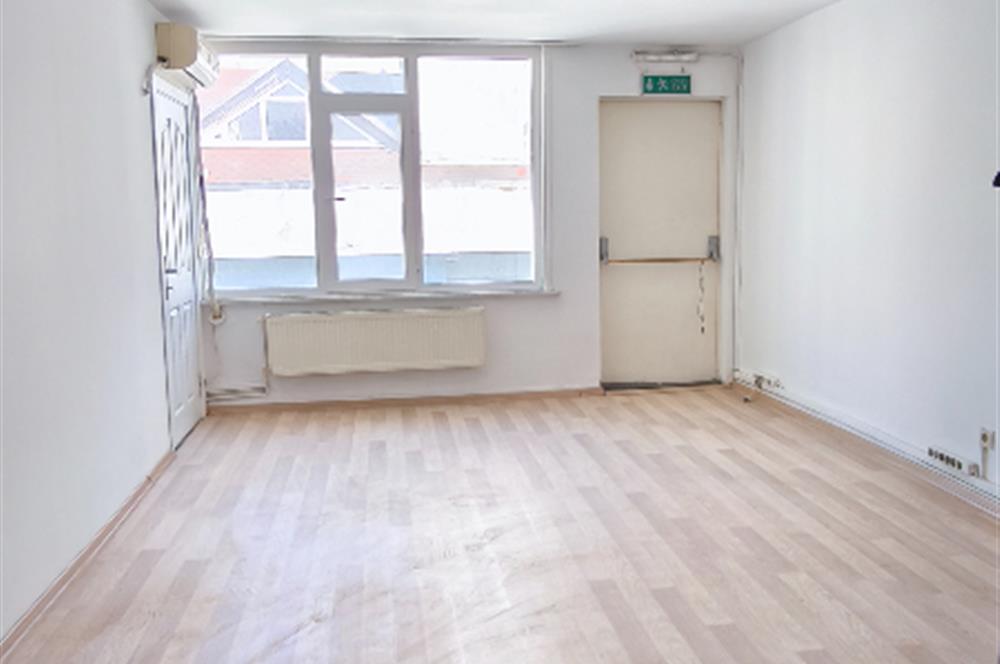 İçerenköy Sanayi Girişinde 3+1 Kiralık Ofis 