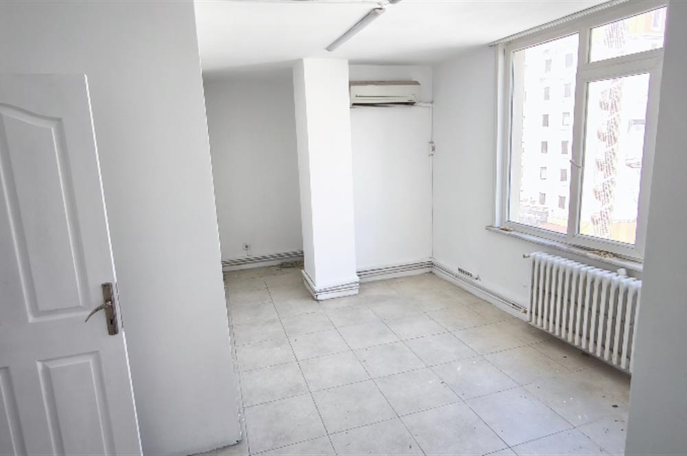 İçerenköy Sanayi Girişinde 3+1 Kiralık Ofis 