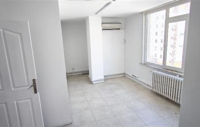 İçerenköy Sanayi Girişinde 3+1 Kiralık Ofis 
