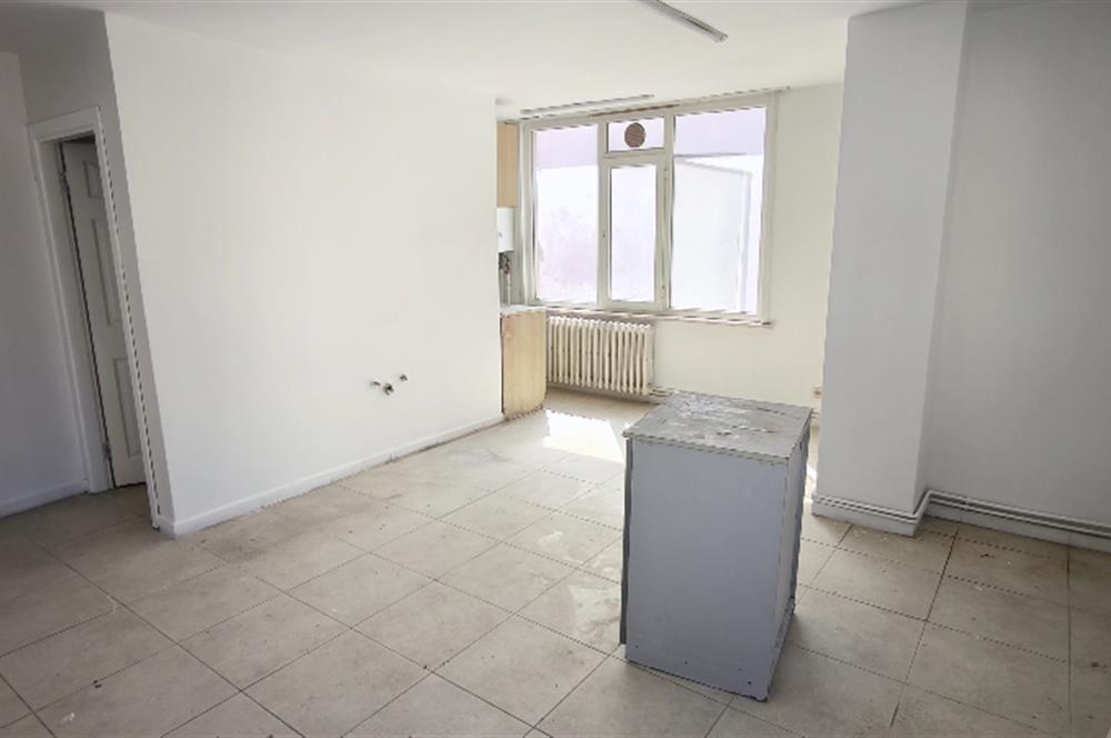 İçerenköy Sanayi Girişinde 3+1 Kiralık Ofis 