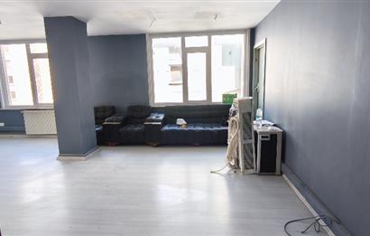 İçerenköy Sanayi Girişinde 3+1 Kiralık Ofis 