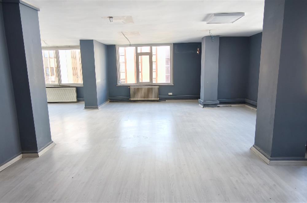 İçerenköy Sanayi Girişinde 3+1 Kiralık Ofis 